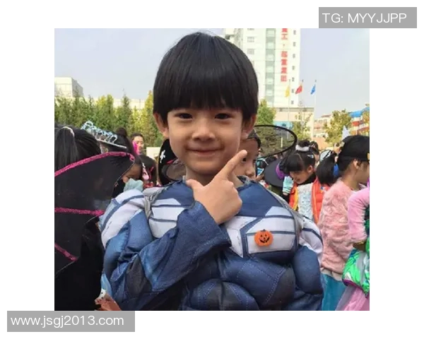 足球明星儿子婚纱照曝光引热议网友纷纷点赞美丽瞬间令人感动