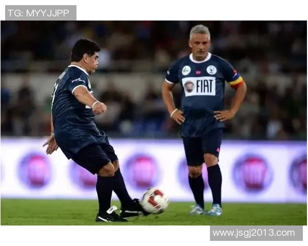 落寞足球明星的背影与荣耀交织的瞬间展现人生的起伏与坚持